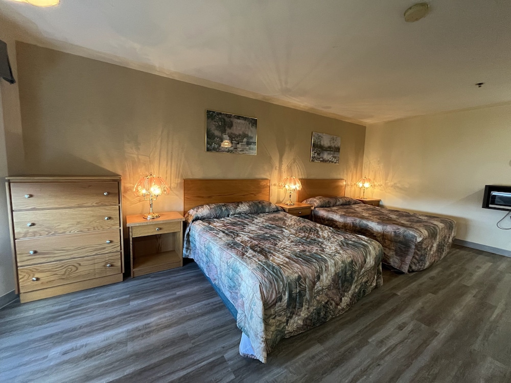 Classic Single Room, 2 Queen Beds photo 2