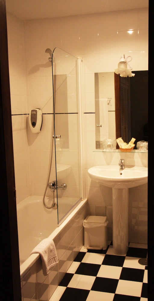 Double Room (With Extra Bed 2 Adults And 1 Child) photo 3