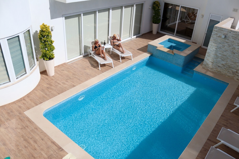 Deluxe Room, Accessible, Pool View photo 3