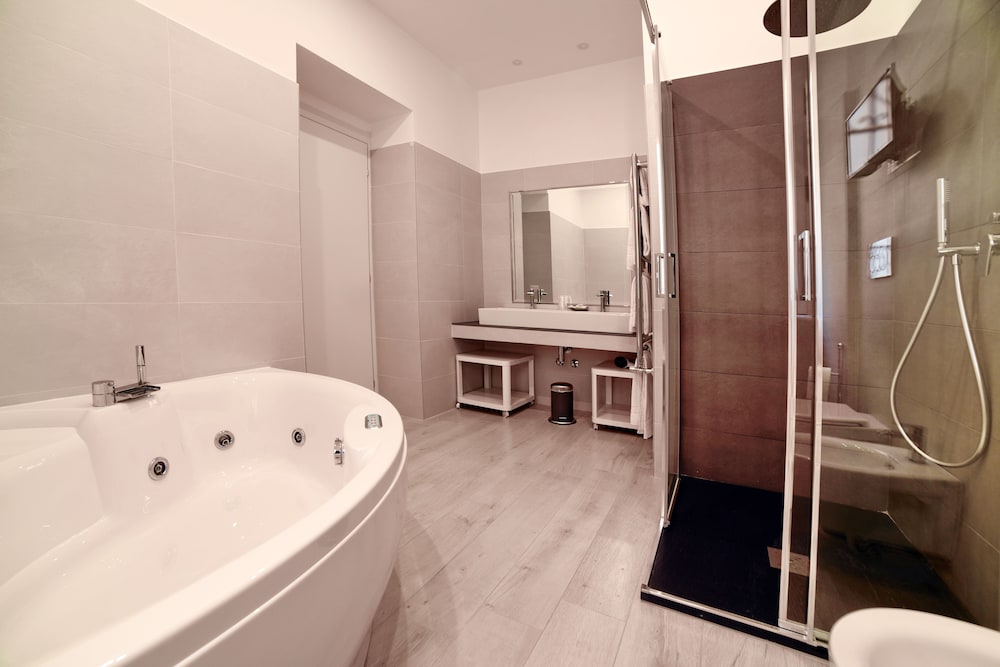Luxury Suite, Jetted Tub photo 3