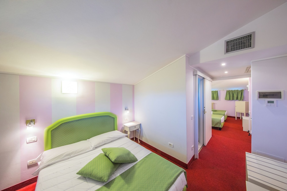 Basic Quadruple Room, Multiple Beds photo 1