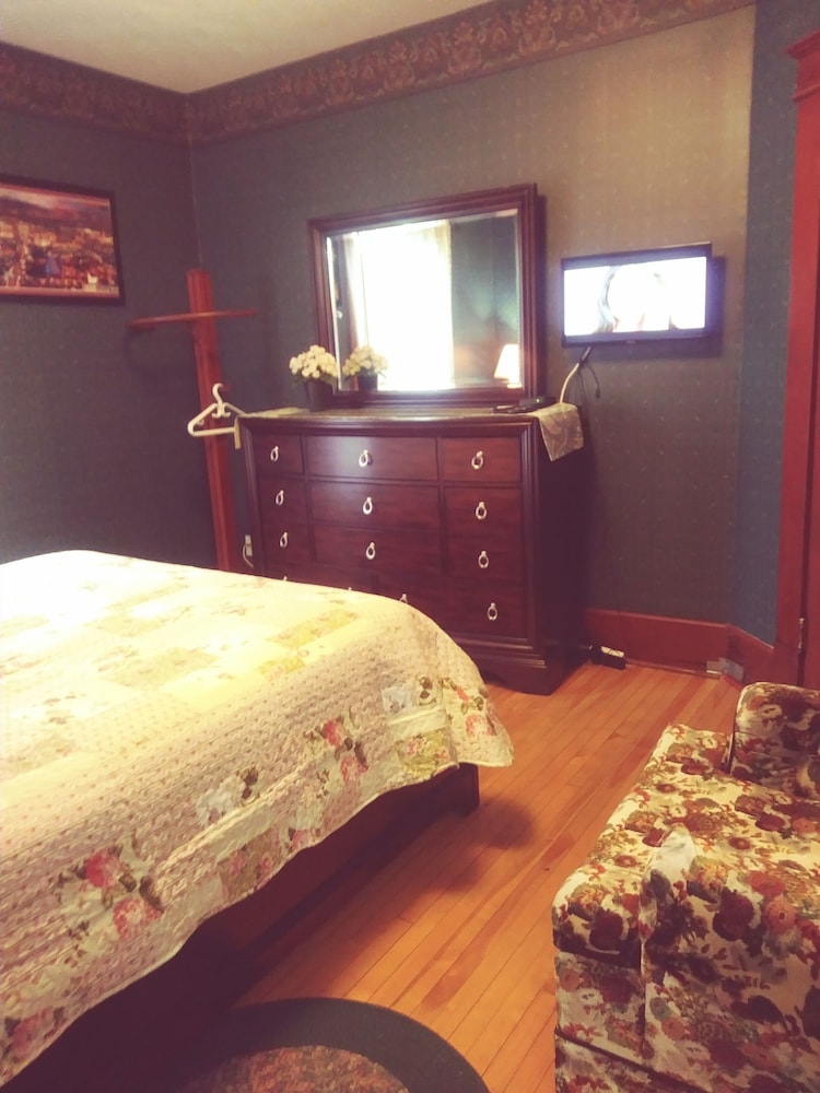 Comfort Suite, 1 Queen Bed, Private Bathroom, Courtyard View photo 1