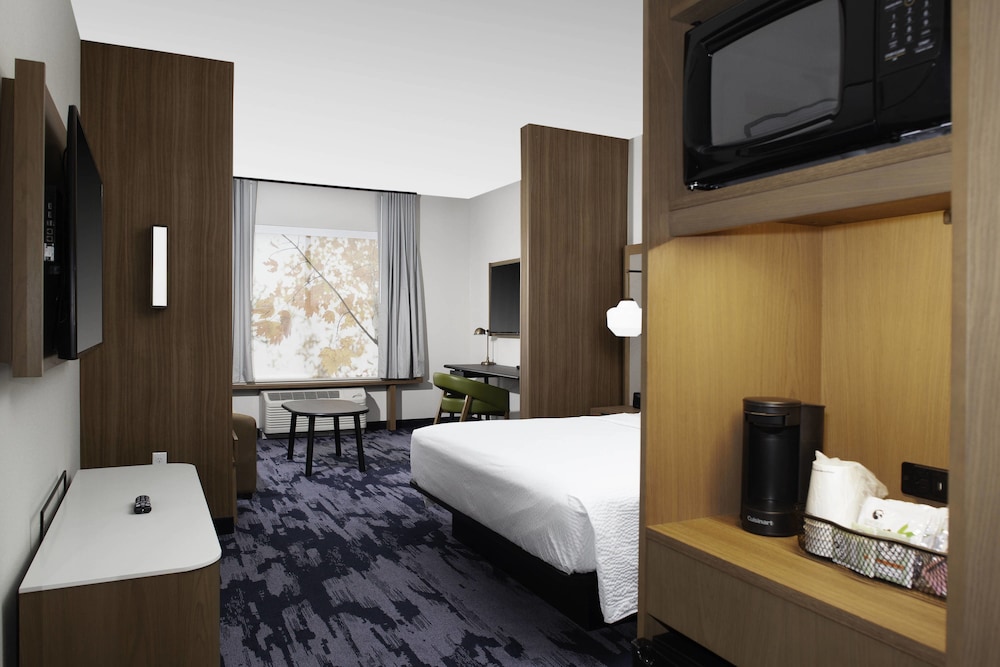 Suite, 1 King Bed with Sofa bed photo 2