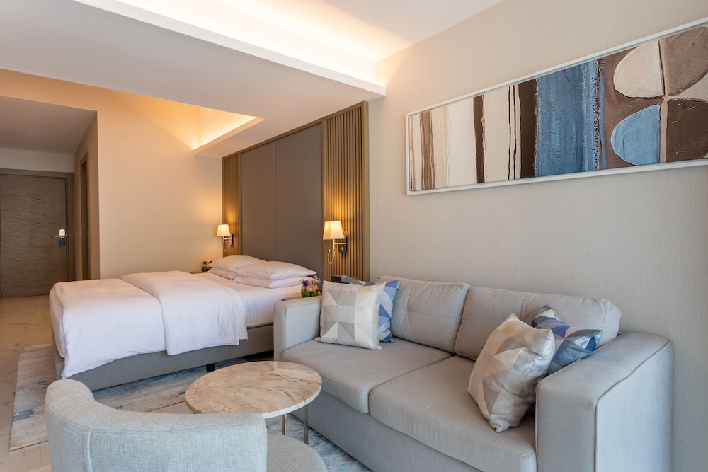 Premium Room, 1 King Bed, Hot Tub, Sea View - Photo 6