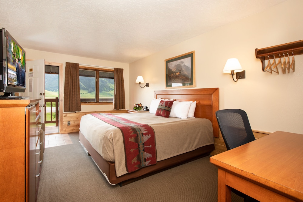 Room, 1 King Bed, Mountain View photo 1
