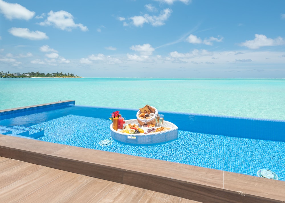 Suite, Overwater (Free Domestic flight, stays 1/5-31/10) photo 3