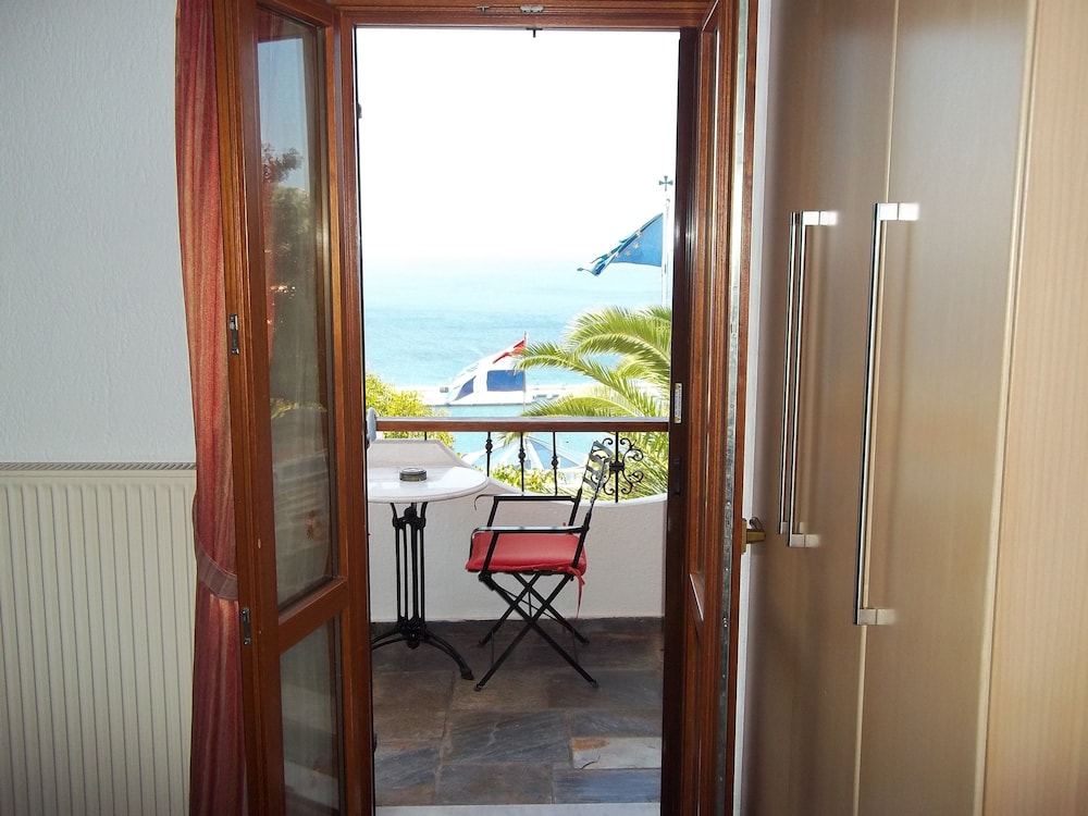 Family Apartment, 2 Bedrooms, Sea View photo 2