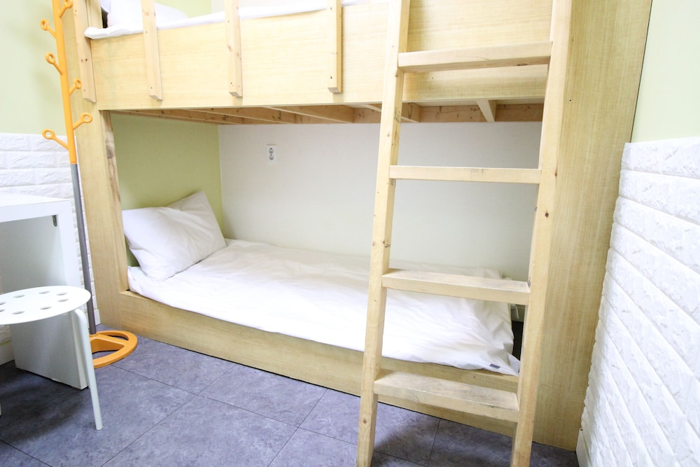 Economy Twin Room, No Windows - Photo 7