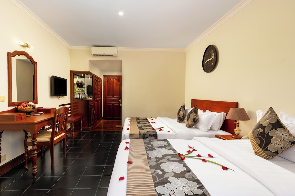 Family Room, Multiple Beds, Pool View photo 3