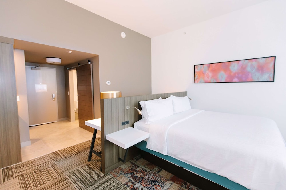 Queen Room with Two Queen Beds - Hearing Access thumbnail 5