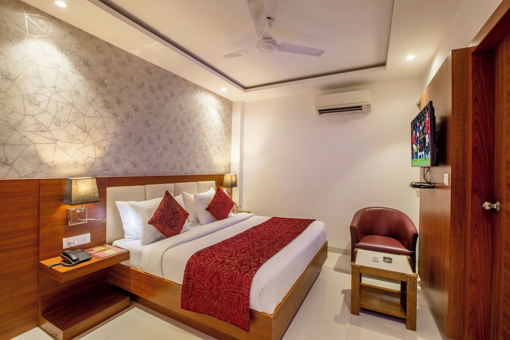 Deluxe Room, 1 King Bed, Private Bathroom