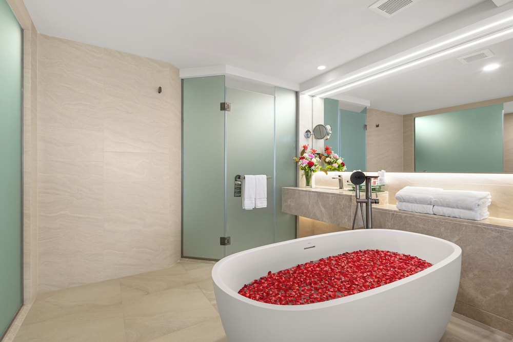 One Bedroom Junior Suite thumbnail 5