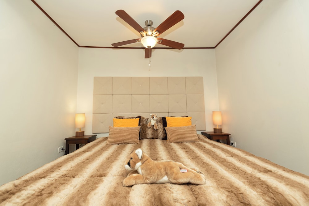 Luxury Suite, 1 King Bed, Pool View, Garden Area: LIONS DEN photo 2