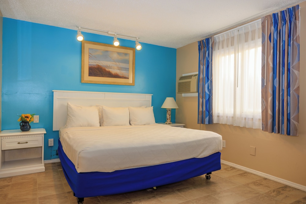 2 Rooms, 2 Queens and 1 King Bed photo 1