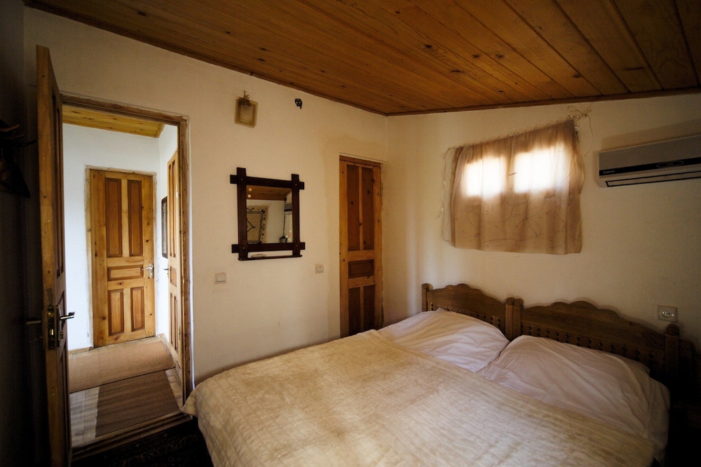 Standard Double Room, Shared Bathroom photo 3