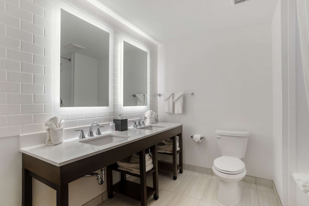 Suite, 1 King Bed with Sofa bed, Accessible, Non Smoking (Accessible Tub) - Photo 3