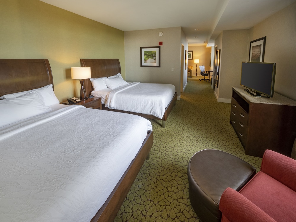 Junior Suite, 2 Queen Beds, Accessible, Bathtub (2 Queen Beds & Sofa Bed) photo 3