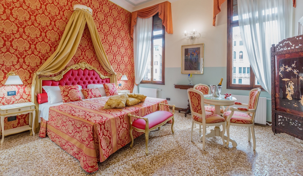 Deluxe Suite "Giacomo Casanova" Campo Santo Stefano View photo 1