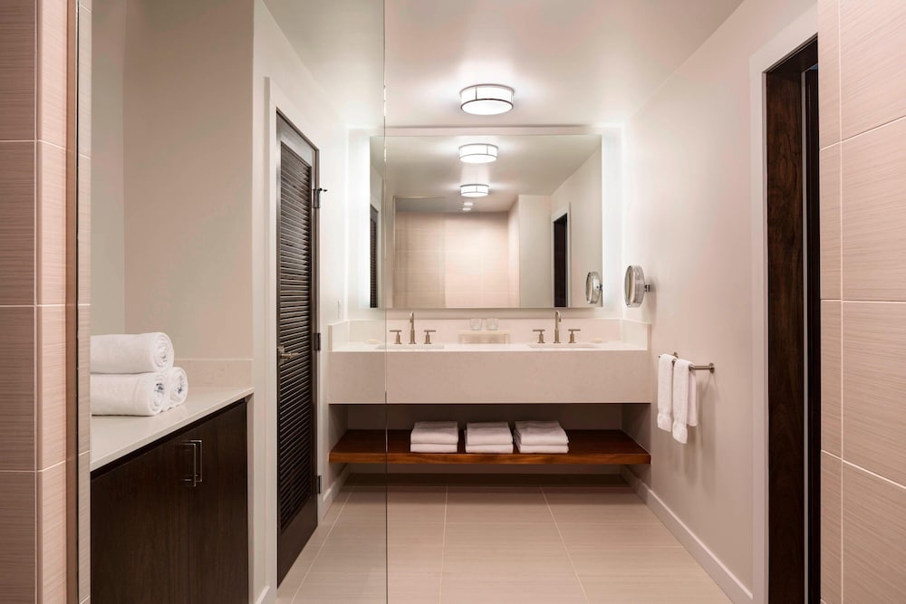 Room, 1 King Bed, Roll-in Shower, Oceanfront (mobility/hearing Access, Balcony)