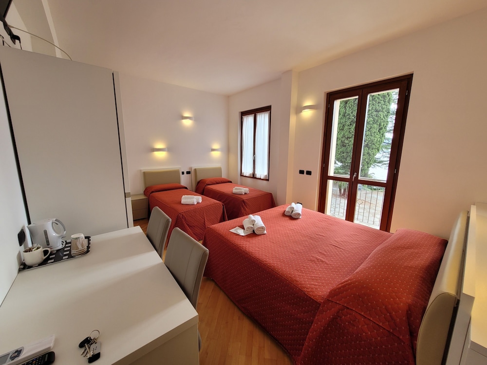 Grand Quadruple Room photo 3