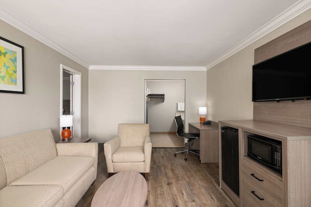 Suite, Multiple Beds, Non Smoking - Photo 1