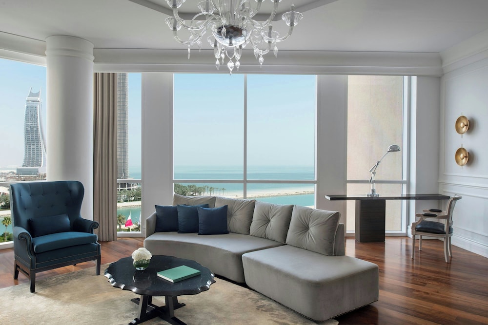 Executive Suite, 1 Bedroom, Balcony - Photo 5