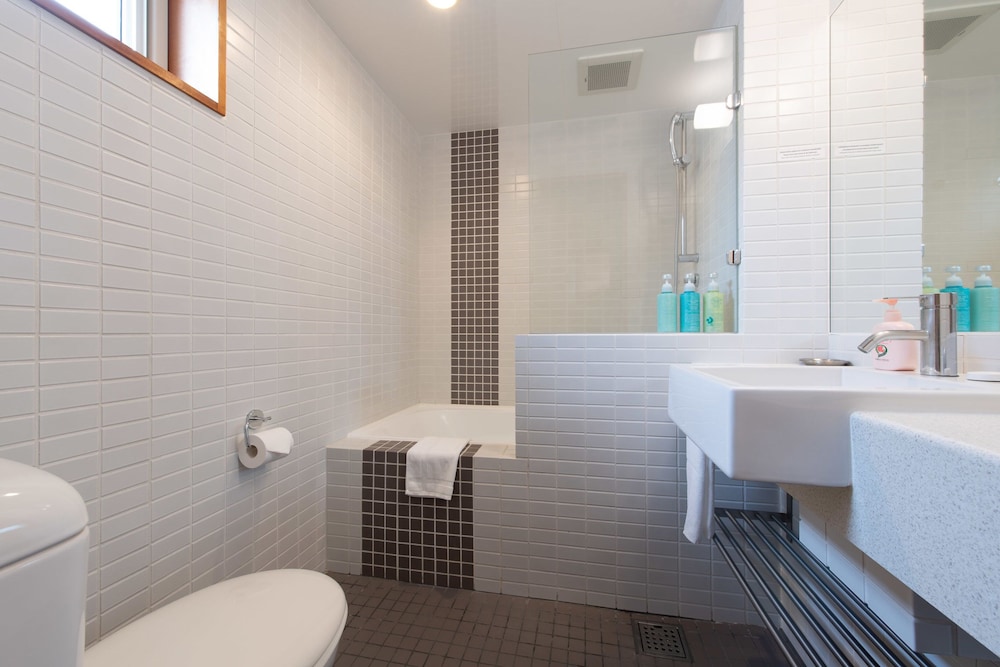 Unit 1, (2 Bedroom 2 Bathroom) photo 2