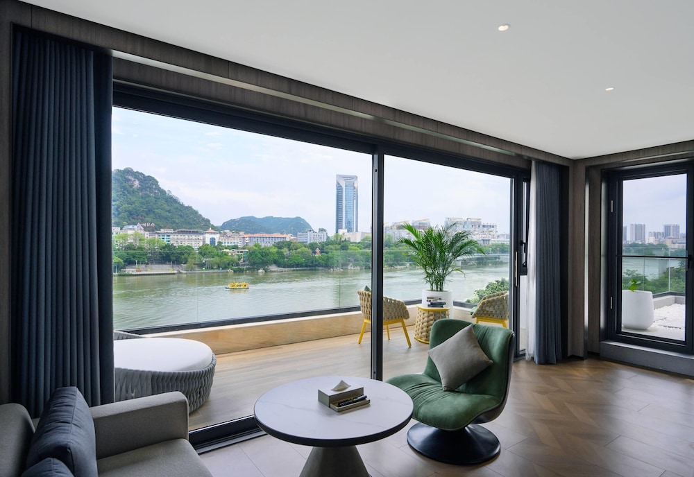 Suite, 1 King Bed (Party)