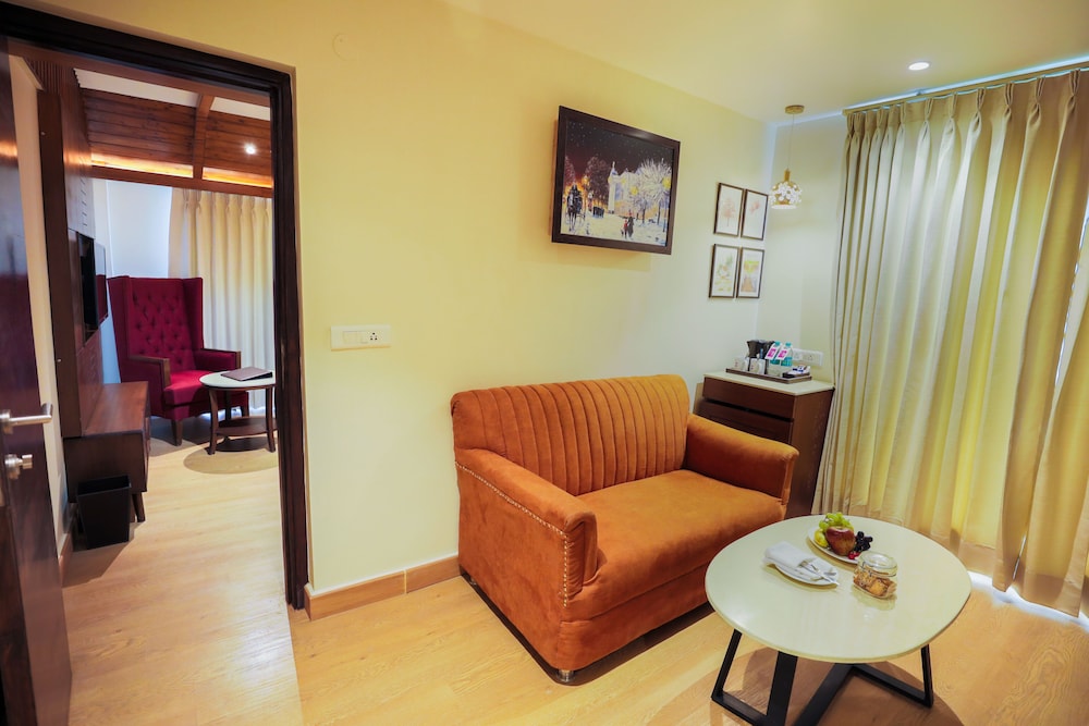 Suite - Photo 1