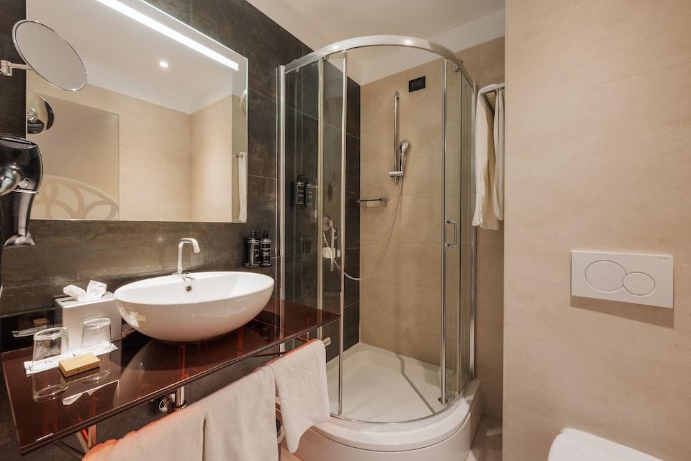 Deluxe Double Room (Comunicada) thumbnail 6