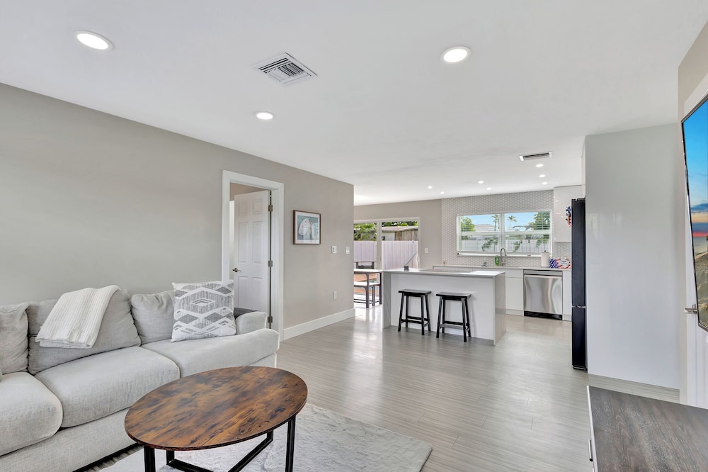 House, Multiple Beds, Pool Access, Pool View (Sunshine Villa) photo 1