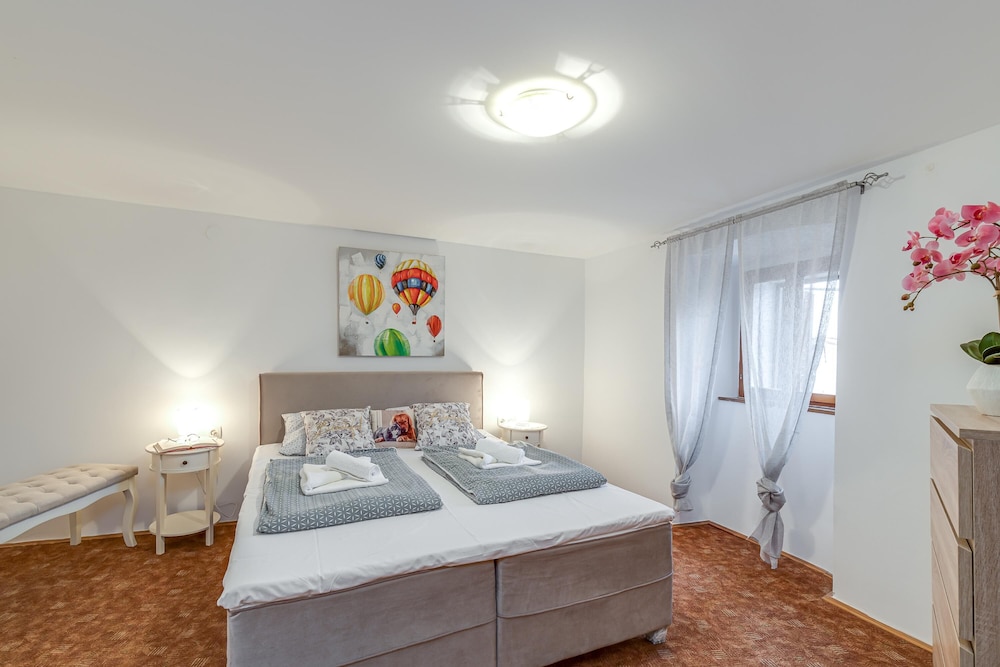 Family House, 2 Bedrooms, Mountainside (Rustic Hideaway Črni Kal)