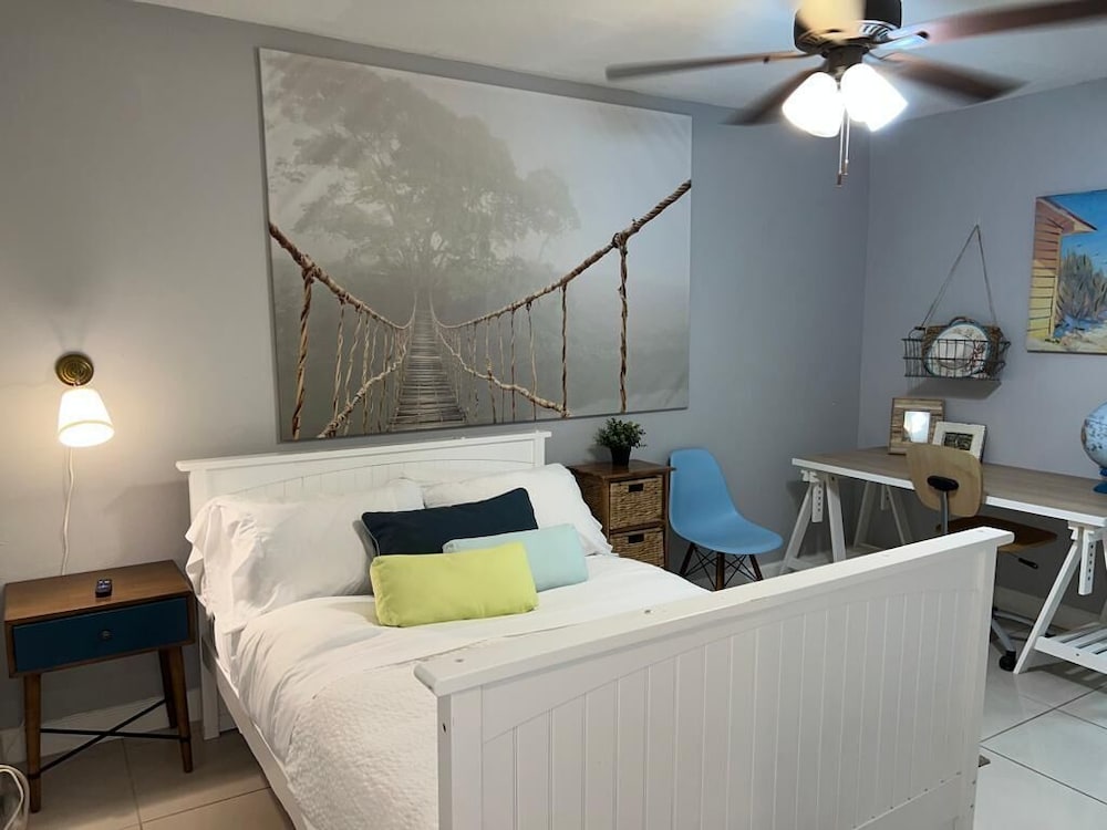 Beautiful house, private pool, tropical patio, 1  King bed, 2 Full beds, new kitchen, non smoking photo 1