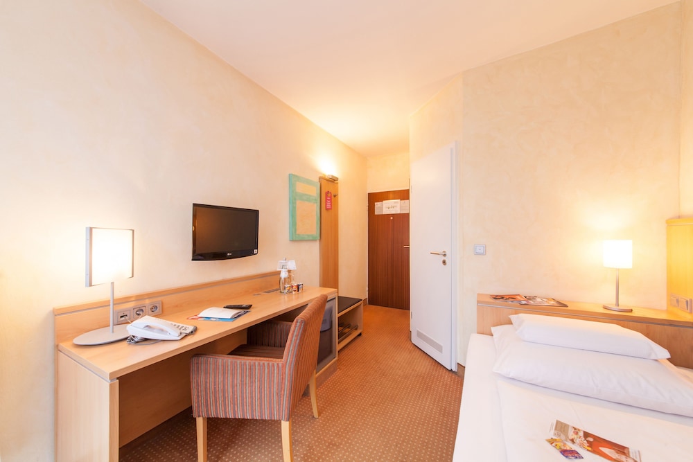 Superior Single Room, 1 Queen Bed photo 2