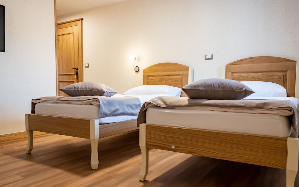 Standard Double or Twin Room, Non Smoking, Mountain View photo 1