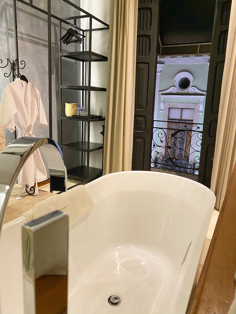 Presidential Studio Suite, Bathtub photo 3