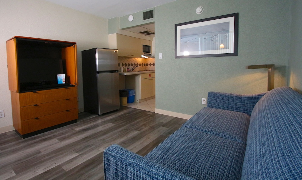 Pool/Oceanview 1 Bedroom Efficiency Suite w/Queen Bed photo 2