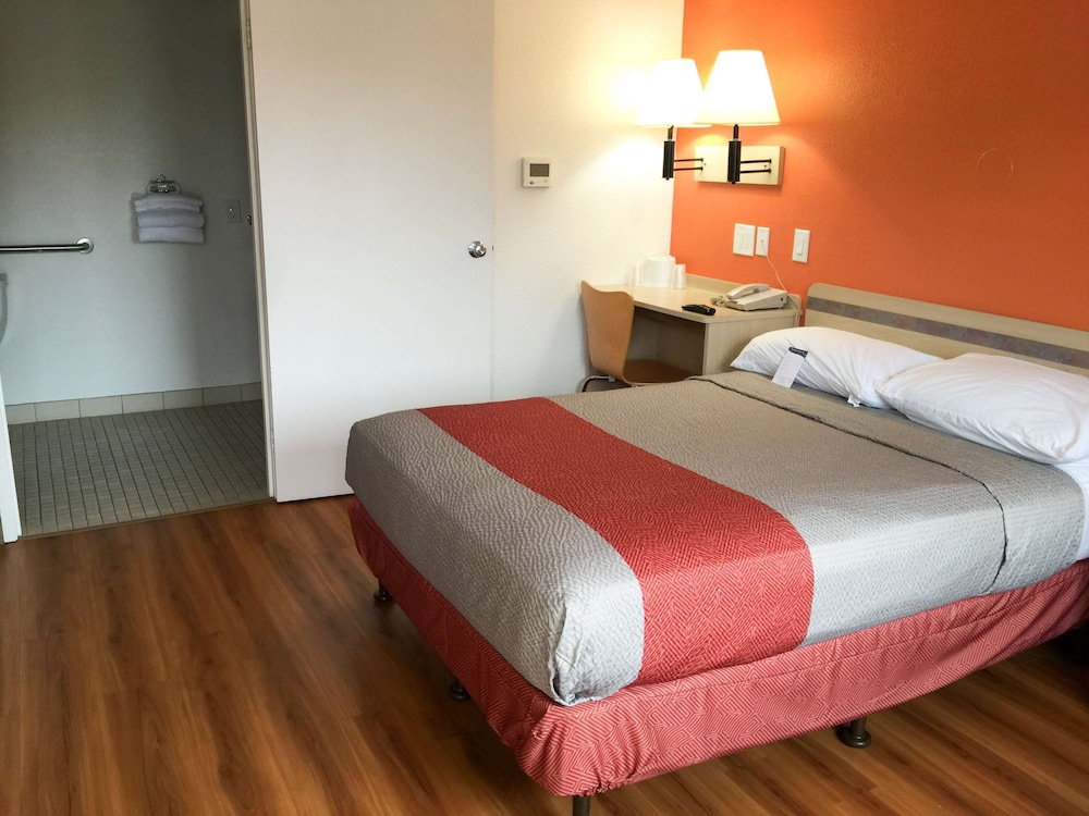 Standard Room, 1 Double Bed, Accessible, Non Smoking photo 3