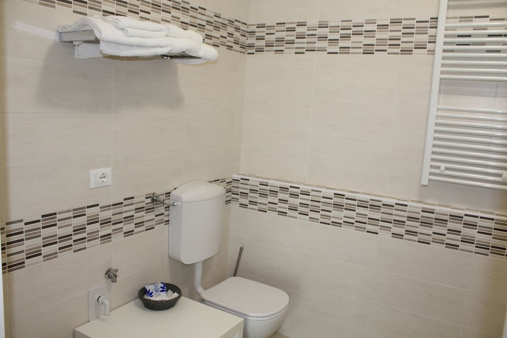 Standard Quadruple Room, Private Bathroom photo 2