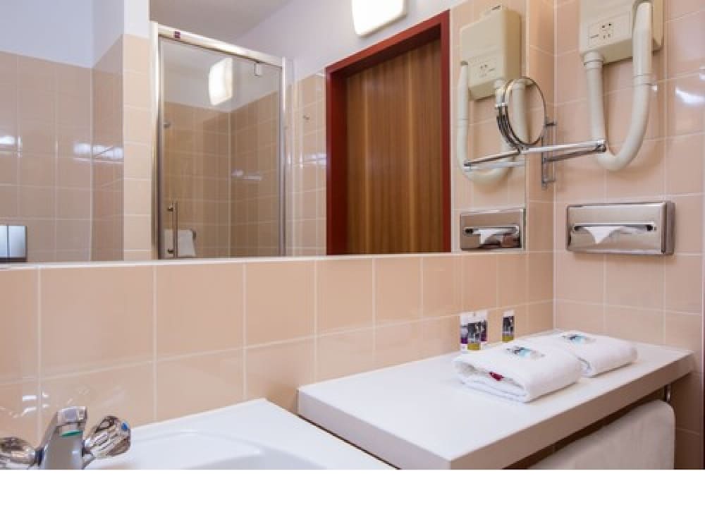 Standard Room, 1 Double Bed - Photo 11
