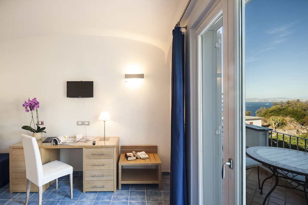 Superior Double or Twin Room, Partial Sea View