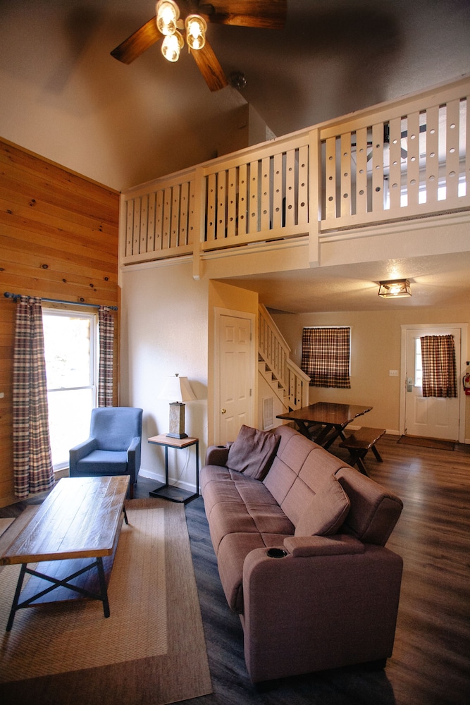 Premier Cabin, 1 Queen Bed, Balcony, River View photo 3