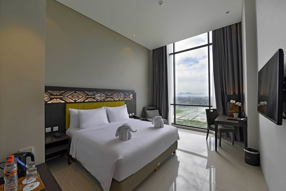 Deluxe Room, 1 Queen Bed photo 2