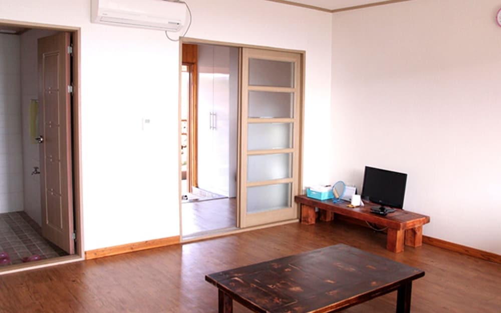 Room (49 Ondol Room)