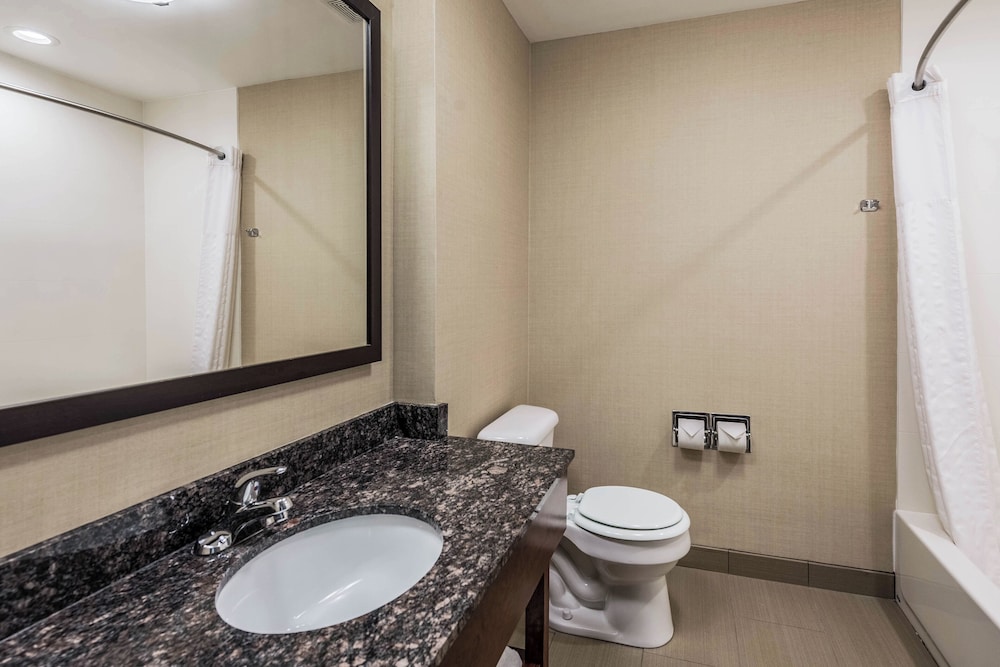 Suite, Non Smoking (2 Double Beds & 1 Sofa Bed) - Photo 4