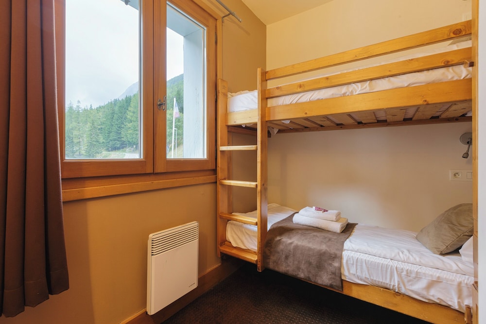 Family Apartment, Multiple Bedrooms (Vallorcine Buet 32 ski in / ski out) Family Apartment, Multiple Bedrooms (Vallorcine Buet 32 ski in / ski out)