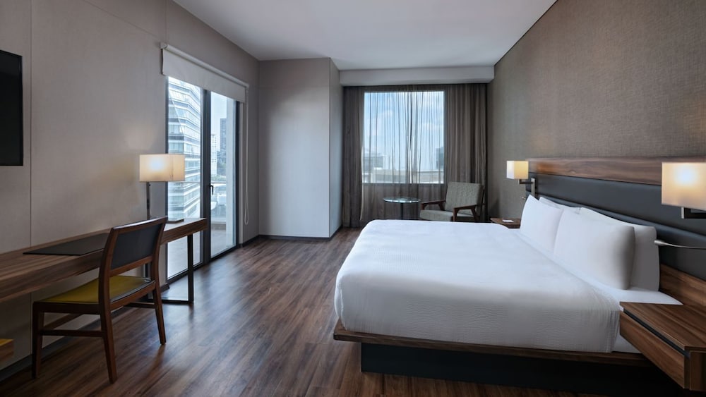 Suite, 1 Bedroom, Bathtub photo 1