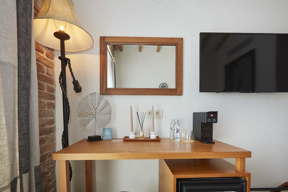 Deluxe Double Room - Photo 11
