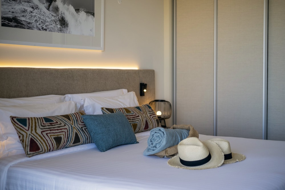 Premium Room, 1 King Bed (Interior)
