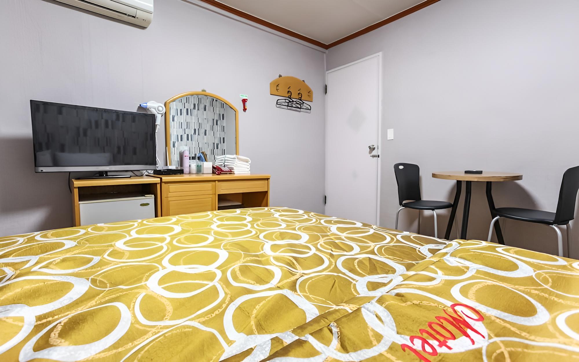 Room (Bed) - Photo 14